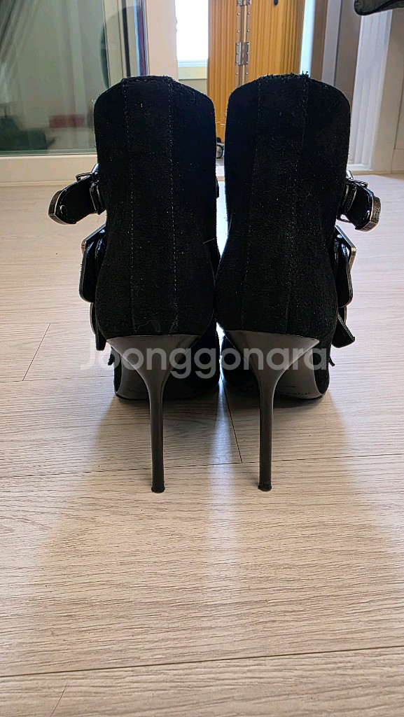 버버리 블랙 스웨이드 버클 앵클 부츠 38--1