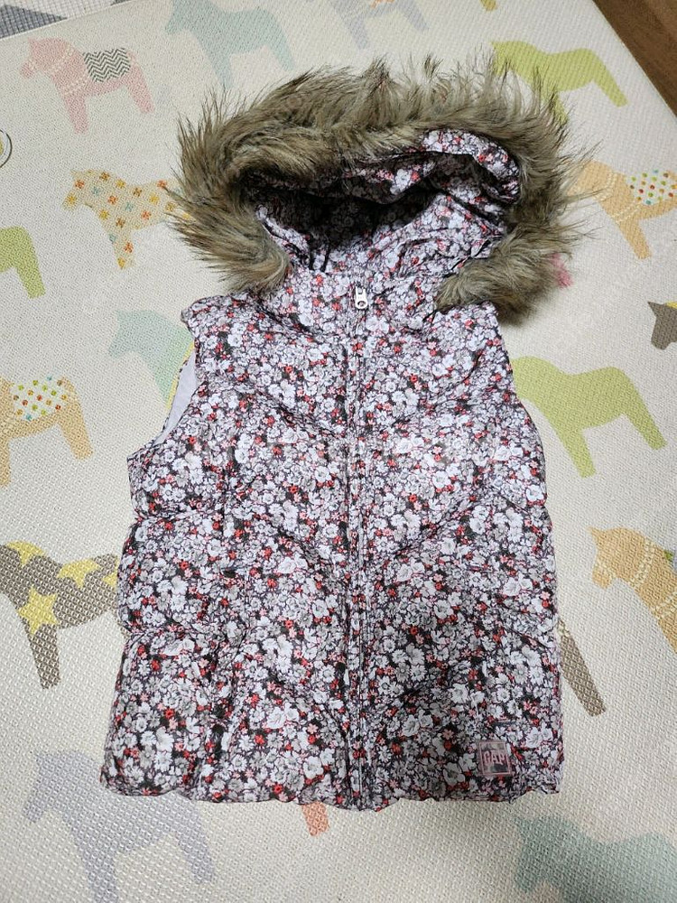 갭키즈 L 7세 8세정도 여아패딩조끼--1