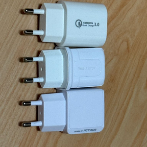 ACTIMON 외 흰색 충전기 3개