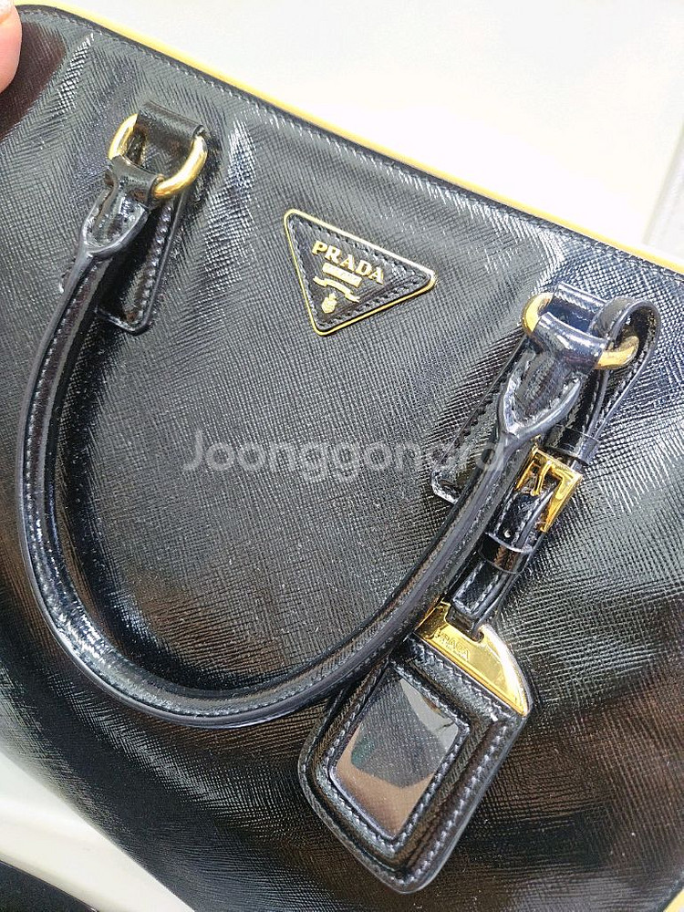 프라다 사피아노 가죽 블랙--1