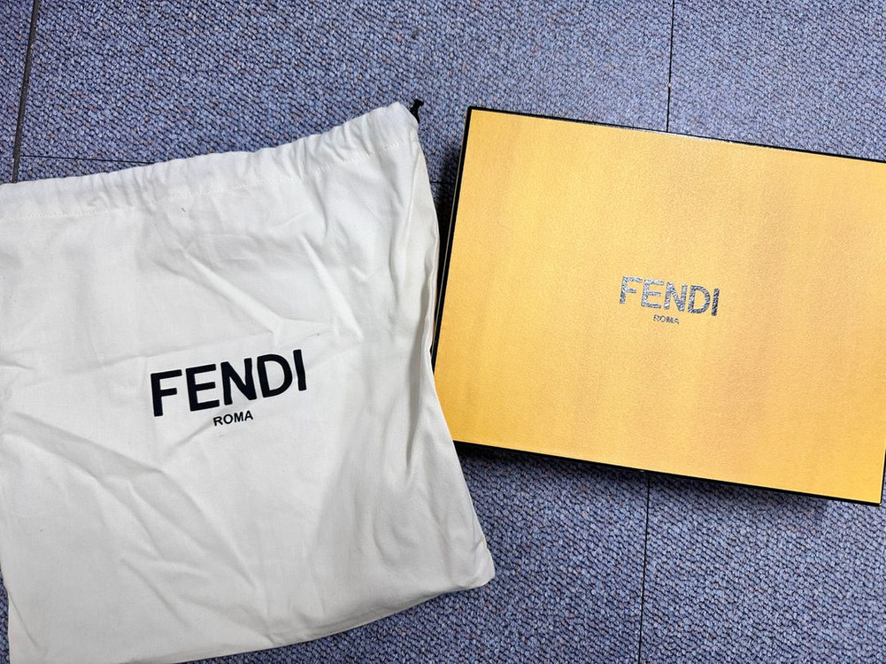 정품 펜디 몬스터 클러치 가방 전시품급 보증서유 박스--1