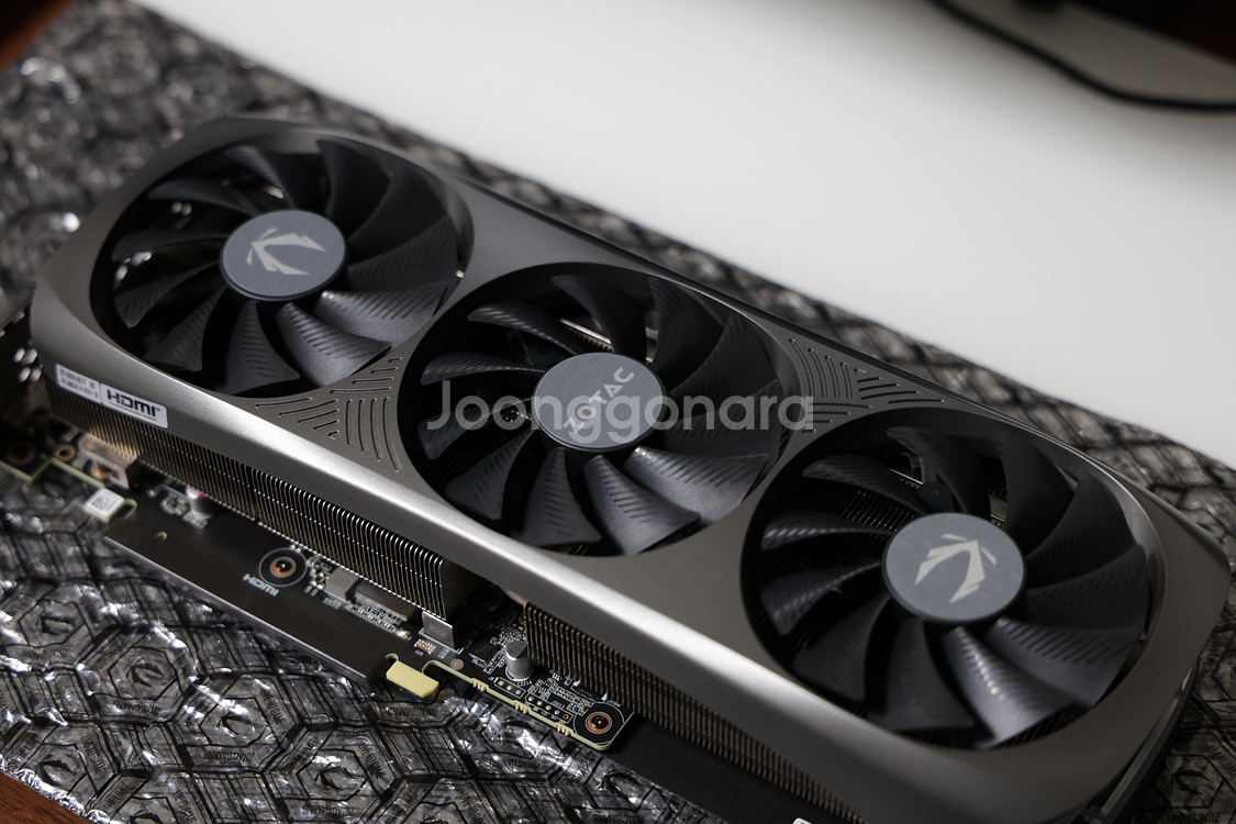 조텍 Zotac RTX 4070 AMP AIRO--4