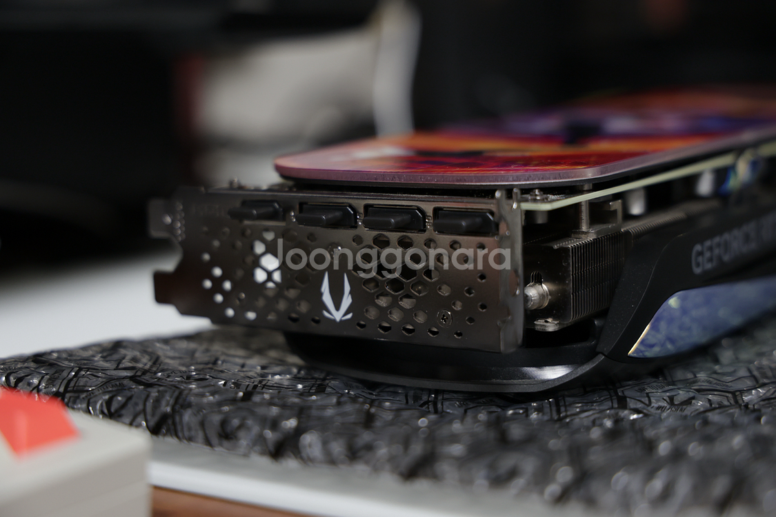 조텍 Zotac RTX 4070 AMP AIRO--3