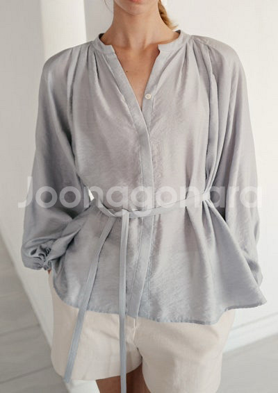 [새상품] 시에 sie 아일리 셔링 블라우스 페일블루--4