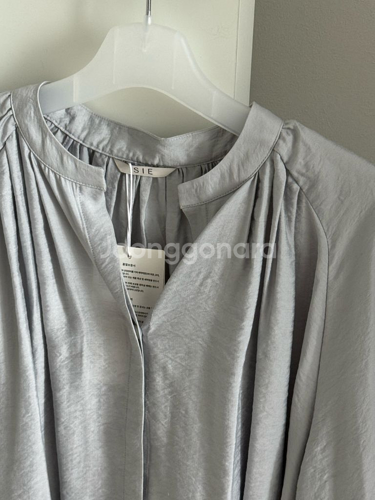 [새상품] 시에 sie 아일리 셔링 블라우스 페일블루--2