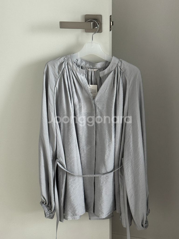 [새상품] 시에 sie 아일리 셔링 블라우스 페일블루--1