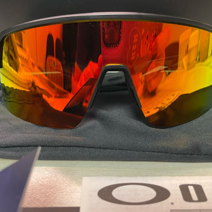 오클리 수트로 라이트