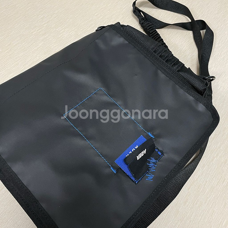 아더에러X이스트팩 콜라보 가방 팝니다.--0