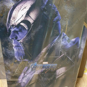 핫토이 타노스 피규어 팝니다.