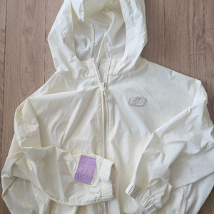 뉴발란스키즈 여아 바람막이 120 새상품급