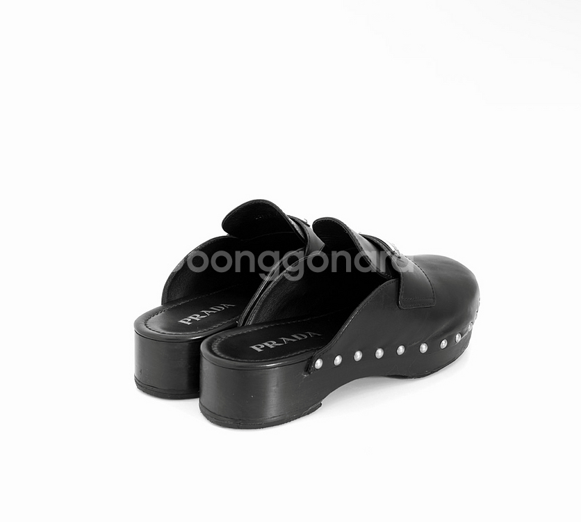 [7] 프라다 삼각로고 레더 스터드 클로그 뮬 슬라이드--3