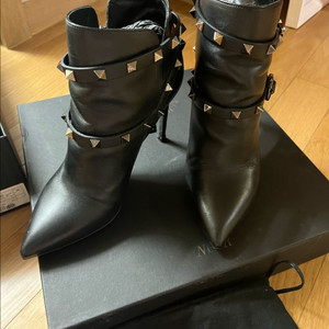 발렌티노 락스터드 앵클부츠