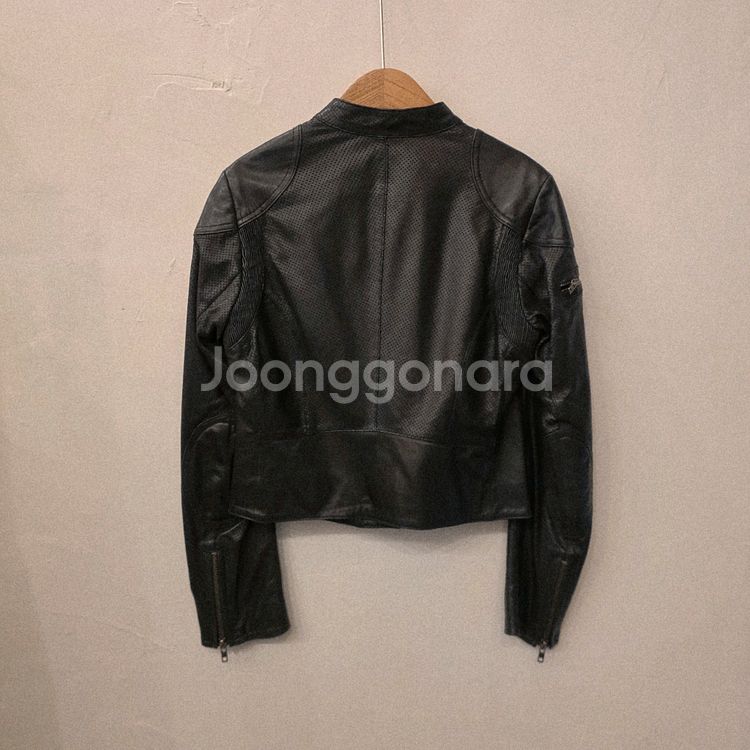 깨끗한 폴로 블랙 펀칭 디테일 가죽 자켓--1