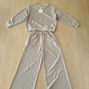 루팩토리 브이넥 와이드셋업 연베이지 프리사이즈