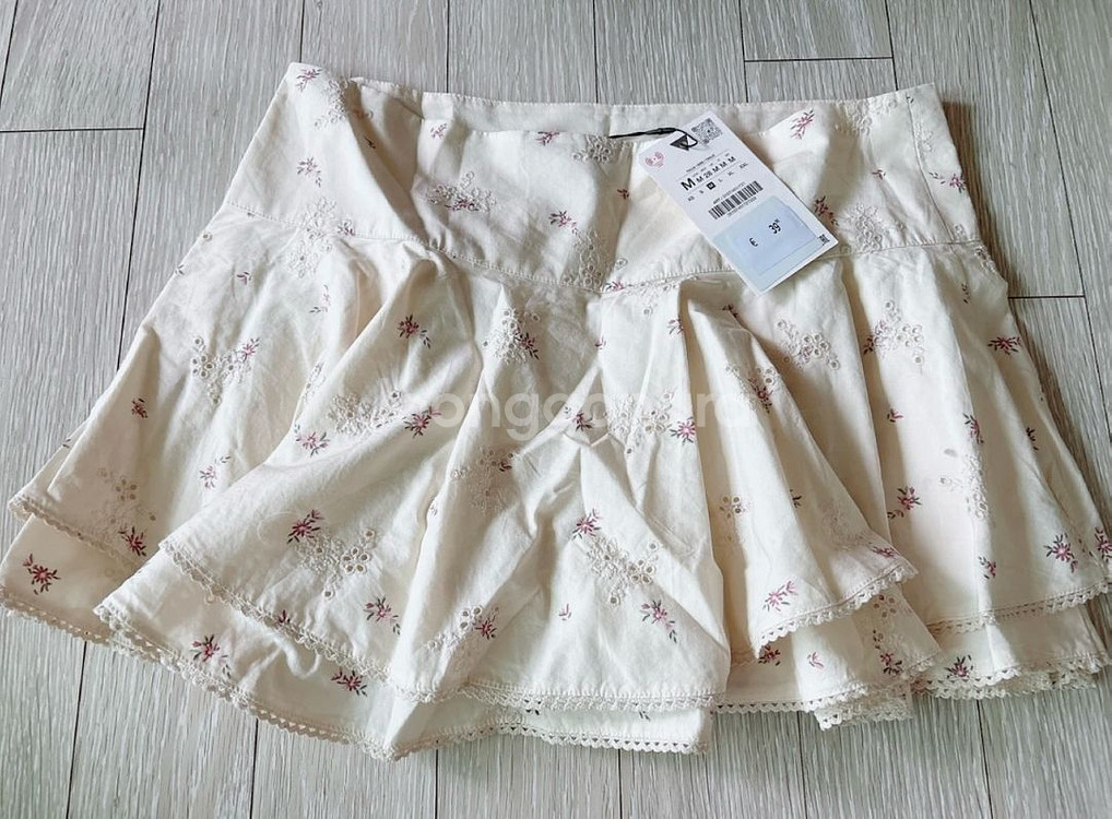 새상품)자라 자수 플라워 미니 스커트 M사이즈 팝니다--1