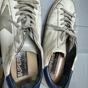 골든구스 슈퍼스타 40사이즈 10만원판매합니다(택포)