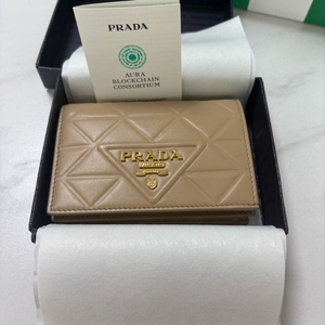 프라다 가죽지갑 샌드베이지 색