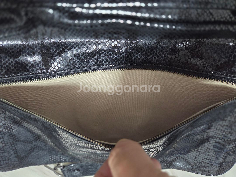 토리버치 레바 스네이크스킨 클러치 앤 숄더백--3