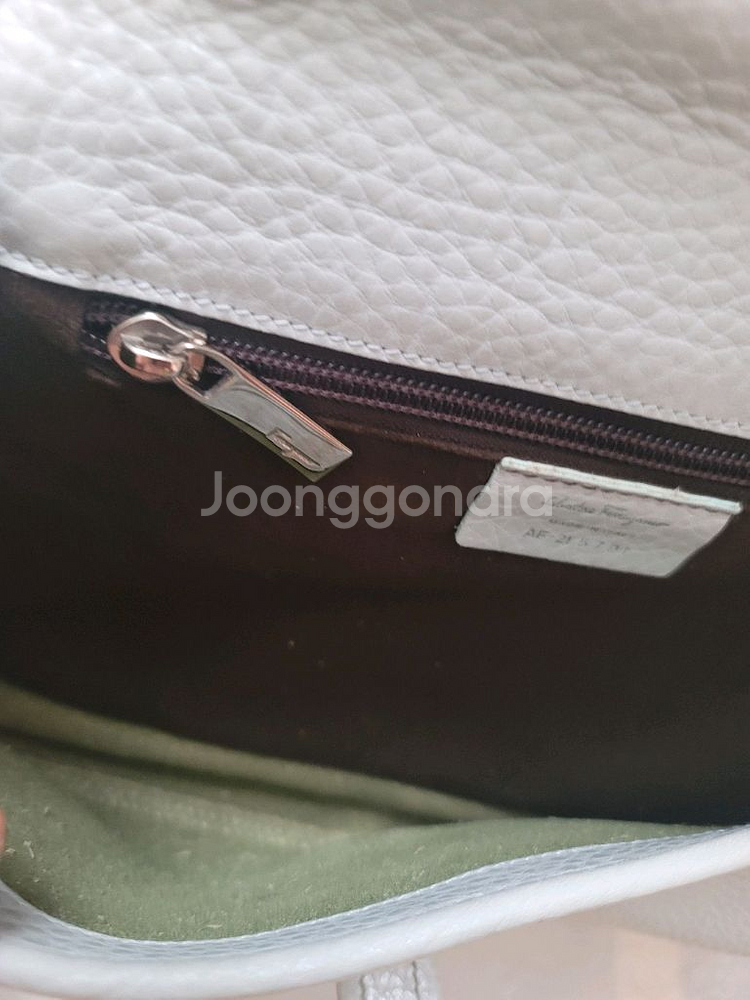 페라가모 가죽 숄더백입니다 연한하늘색--4