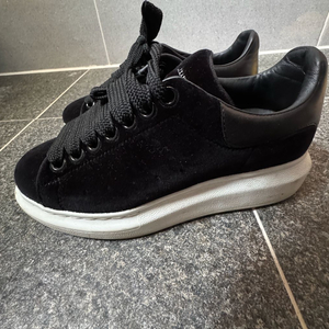 알렉산더 맥퀸 230사이즈 정품 팝니다 새상품급