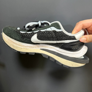 사카이x나이키 베이퍼와플 블랛화이트 240