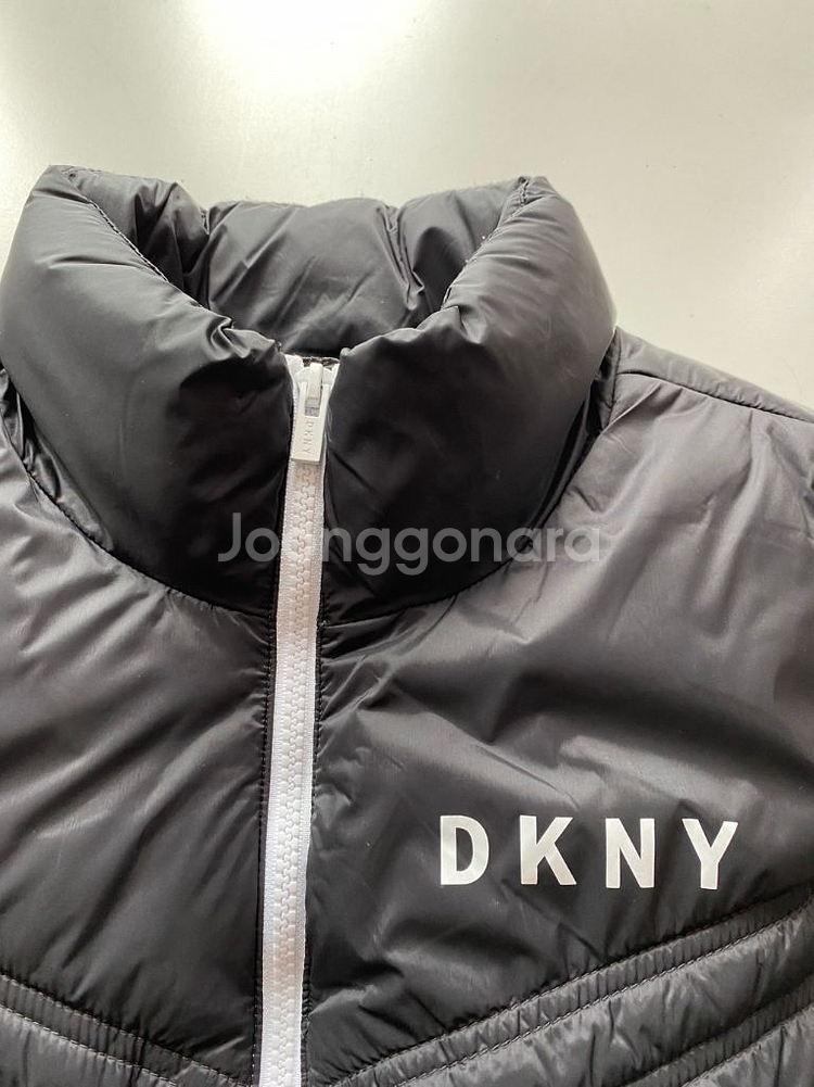 DKNY 블랙 경량 패딩 조끼(새상품급상태)--2