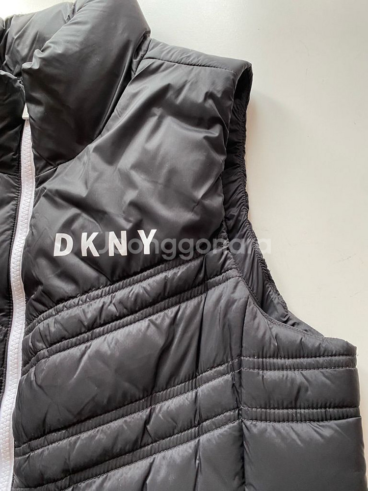 DKNY 블랙 경량 패딩 조끼(새상품급상태)--7