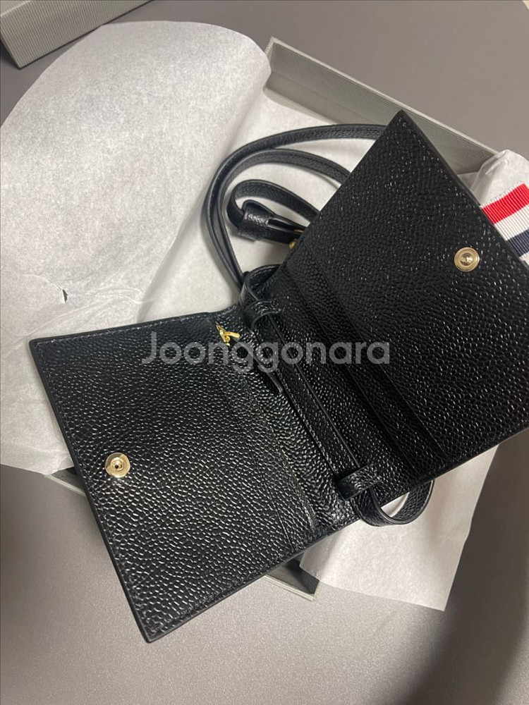 [정품][새상품] 톰브라운 삼선탭 페블 그레인 숄더 스--1