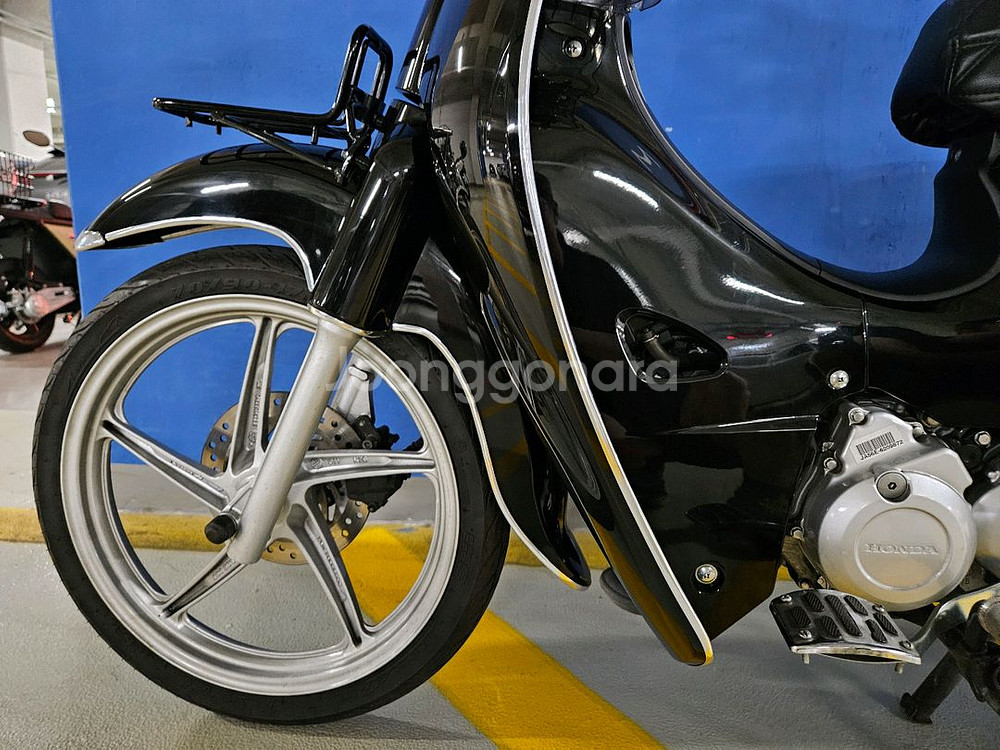 혼다 슈퍼커브 2023년식 블랙 팝니다.--4