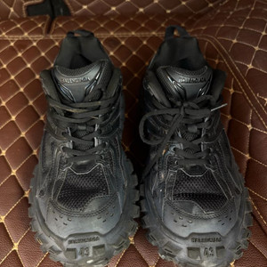 발렌시아가 디펜더 43사이즈