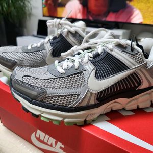 나이키 보메로5 사이즈245 판매합니다