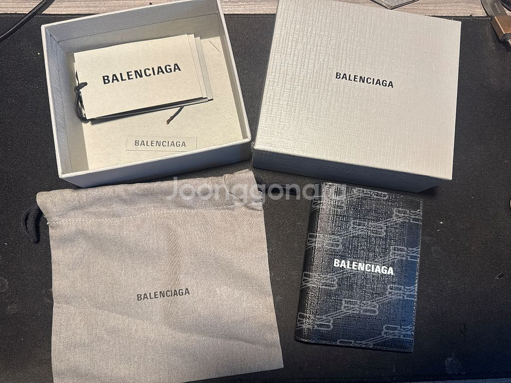 발렌시아가 bb모노그램 반지갑팝니다--0