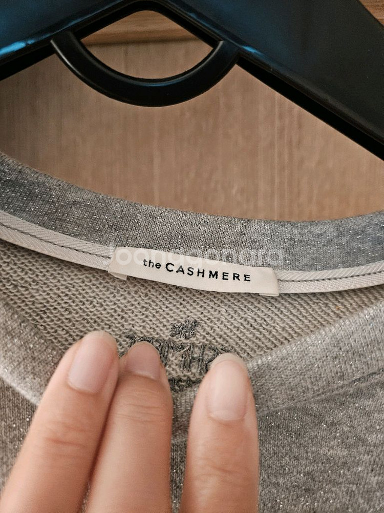 더캐시미어 텍스처 블록 글리터 탑--1