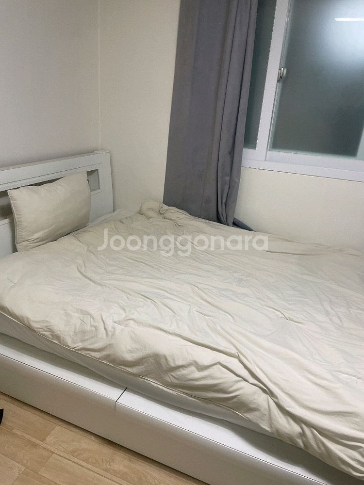 퀸사이즈 침대 프레임 및 매트리스--0