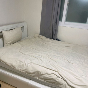 퀸사이즈 침대 프레임 및 매트리스