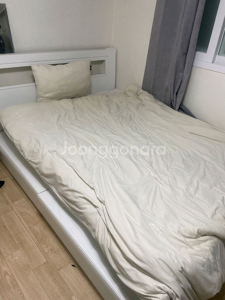 퀸사이즈 침대 프레임 및 매트리스--1