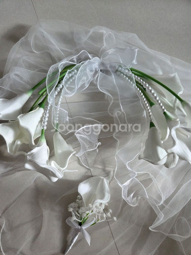 웨딩촬영 조화 카라 드롭 진주 부케 + 부토니에--1