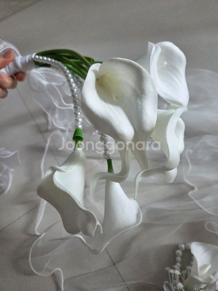 웨딩촬영 조화 카라 드롭 진주 부케 + 부토니에--2