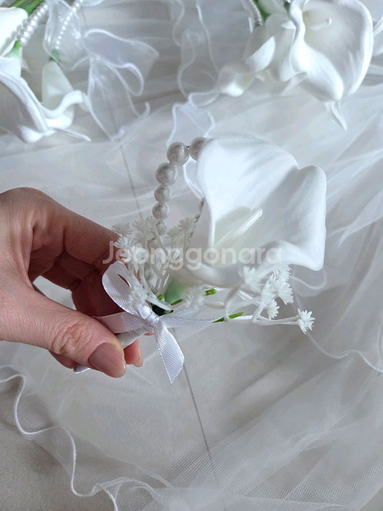 웨딩촬영 조화 카라 드롭 진주 부케 + 부토니에--4