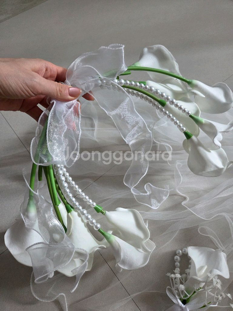 웨딩촬영 조화 카라 드롭 진주 부케 + 부토니에--0