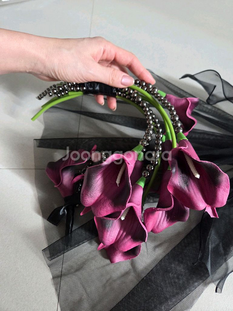 웨딩촬영 조화 카라 드롭 진주 부케 + 부토니에--1