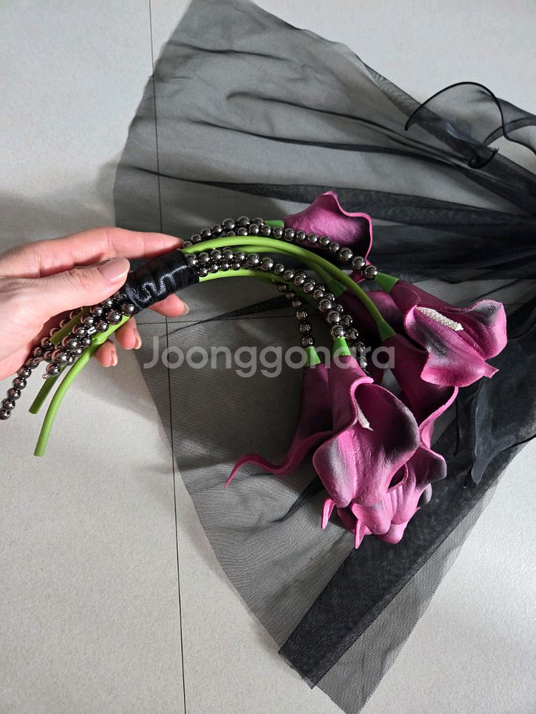 웨딩촬영 조화 카라 드롭 진주 부케 + 부토니에--0