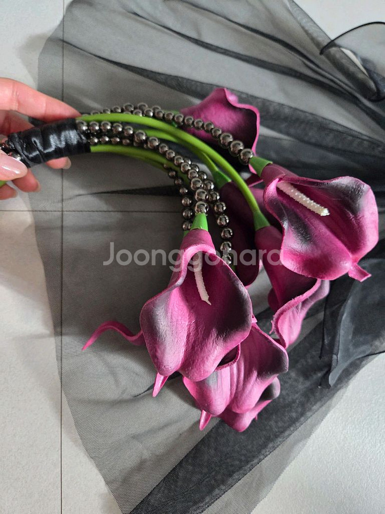 웨딩촬영 조화 카라 드롭 진주 부케 + 부토니에--2