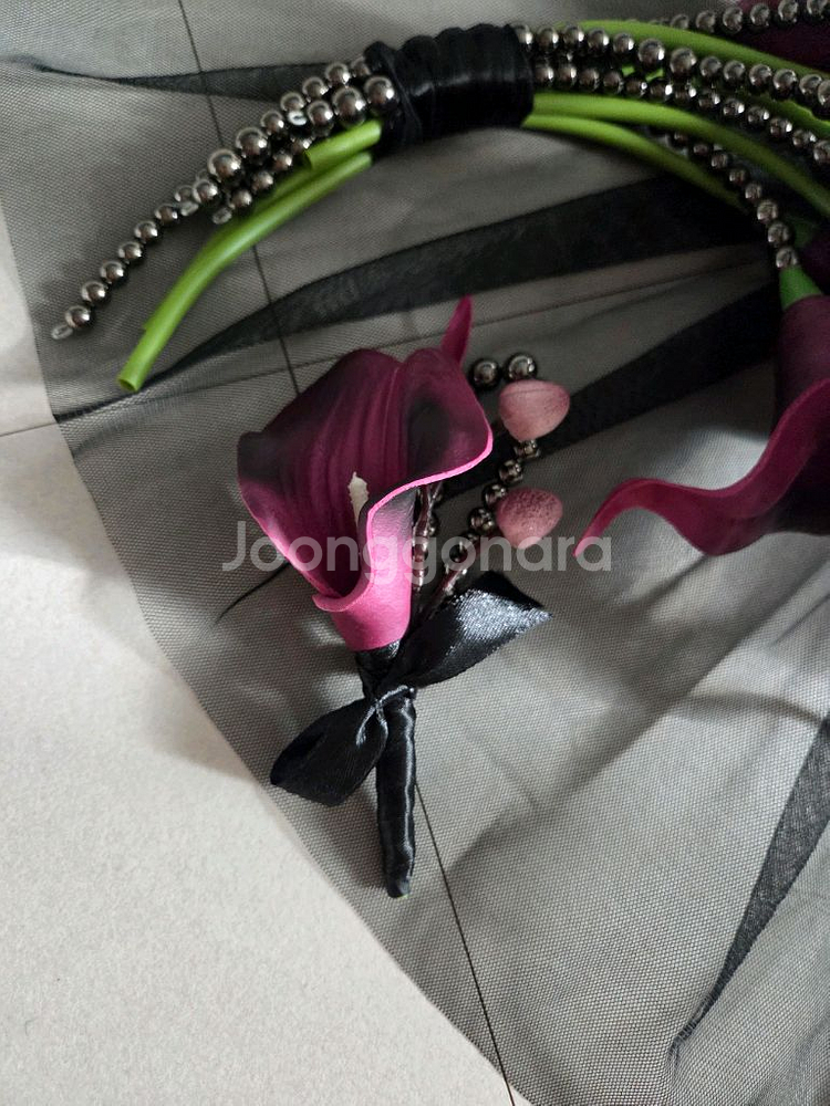 웨딩촬영 조화 카라 드롭 진주 부케 + 부토니에--3