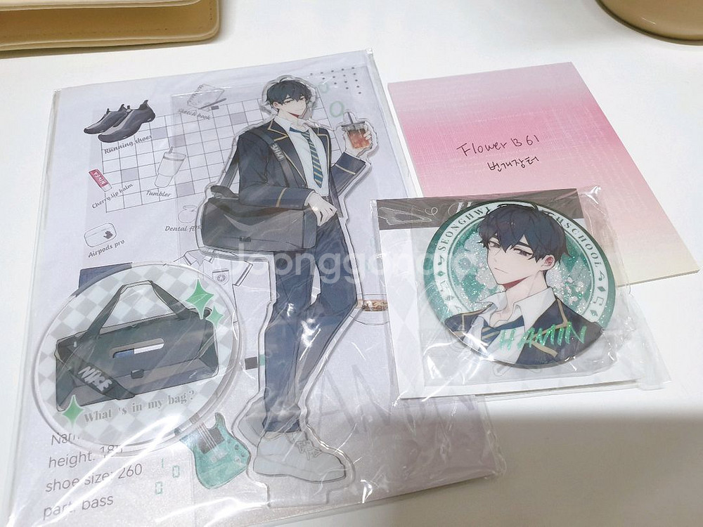 플레이브 비공굿 tempestad님 교복 아크릴 캔뱃지--2