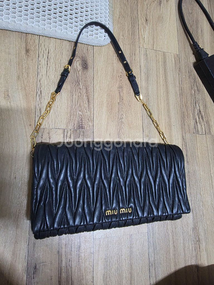 미우미우 마트라세 숄더백 블랙 판매합니다--0