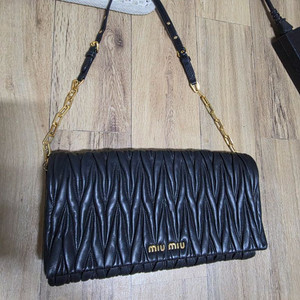 미우미우 마트라세 숄더백 블랙 판매합니다