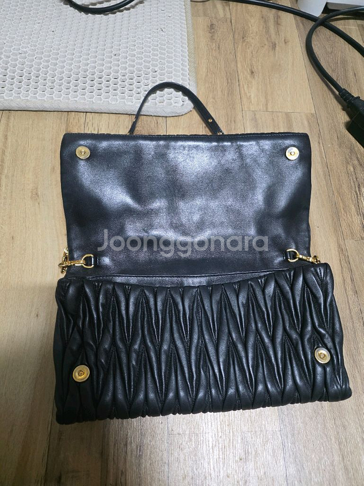 미우미우 마트라세 숄더백 블랙 판매합니다--1