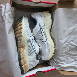 나이키 줌보메로5 서밋화이트 245사이즈 새상품 판매합