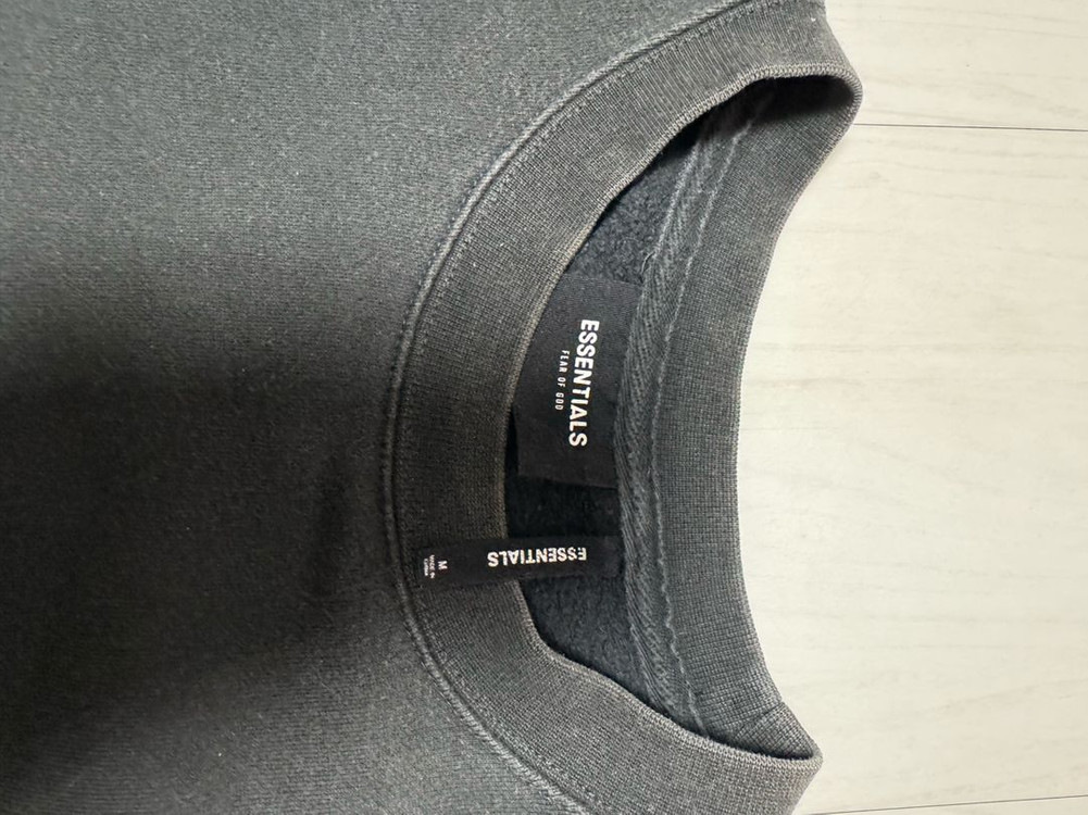 에센셜 백로고 리플렉티브 맨투맨 팝니다 이미지